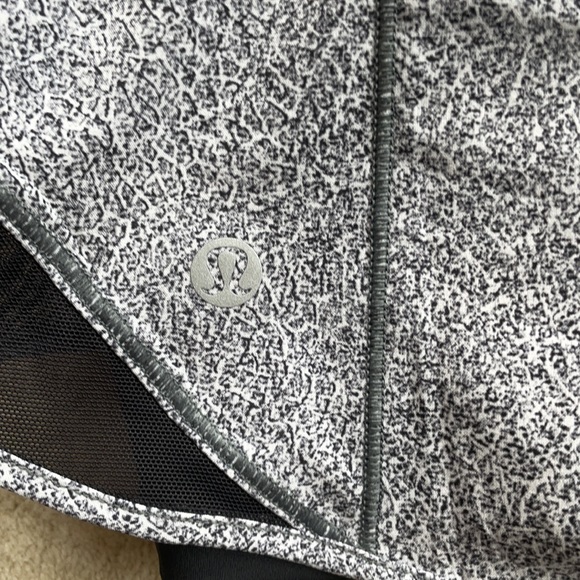 Lululemon NWOT 2.5” Inseam. Spandex lined shorts - Picture 6 of 6